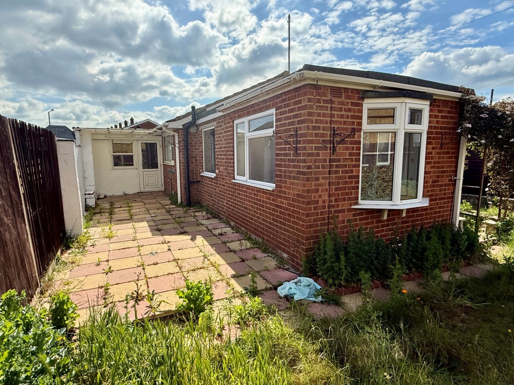 Lot: 106 - THREE-BEDROOM EXTENDED BUNGALOW FOR IMPROVEMENT - Rear of property
